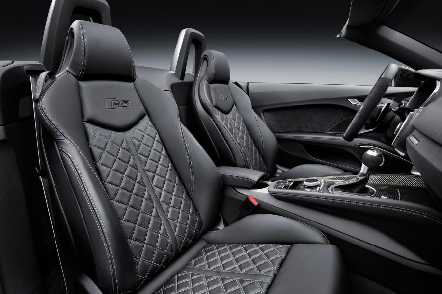 Интерьер Audi TT RS Coupe (8S) 2016 года  (WW) (фото 12 из 57)